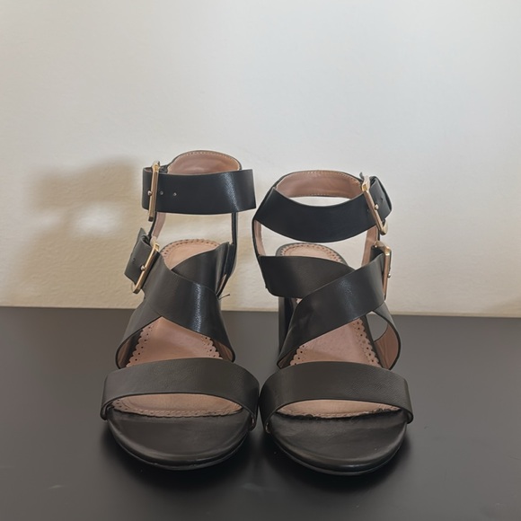 Restricted strappy sandals - Picture 2 of 6